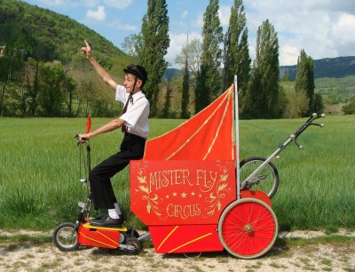 Déambulation musicale – MISTER FLY CIRCUS